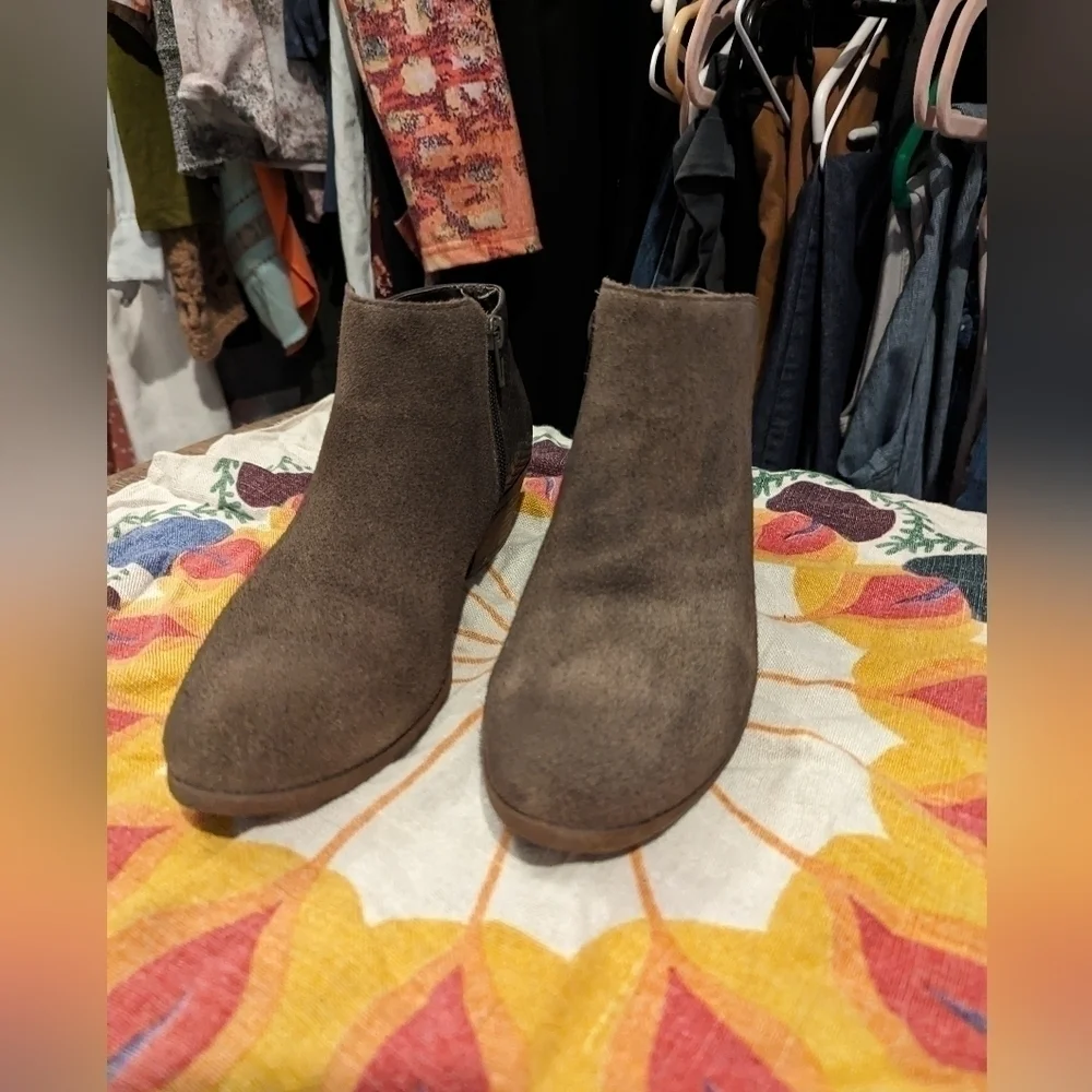 G.H Bass and Co‎ size 7 suede booties